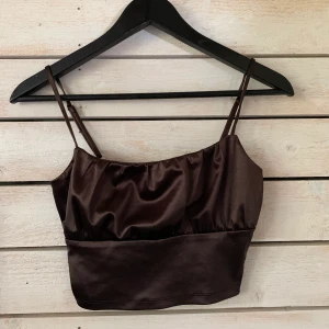 Satin liknande topp från Hm  - Söt brun satin topp från hm 💓