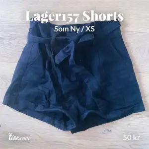 Svarta kostymbyxor shorts med knytning vid midjan. Använd 2 gånger(nyskick). Frakt: 55kr🤍