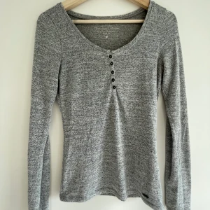 Långärmad tröja - En grå långärmad tröja från Hollister. Väldigt mjukt och skönt material, perfekt till ett par mjukisbyxor eller ett par jeans. Storlek XS, men kan oxå passa S. Säljer då den inte används. Pris kan diskuteras. Frakten ingår i priset😊🌸