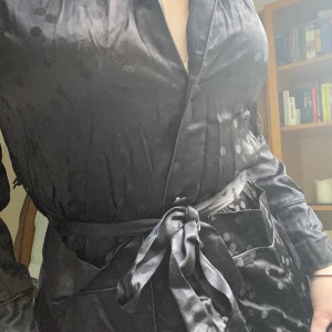 Satin skjorta  - Satinskjorta med prickar och tillhörande band. Lite pyjamas vibe men så snygg, dock väldigt skrynklig just nu men det är bara att stryka till