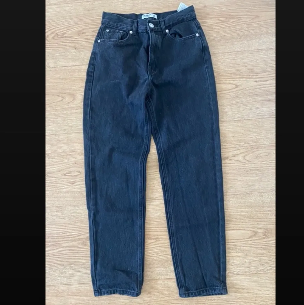 Grå svarta jeans från pull&bear. För frågor o bilder kontakta gärna. . Jeans & Byxor.