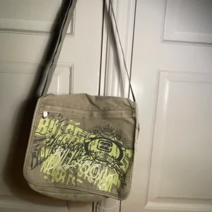 billabong väska - en snygg billabong väska. skick 7/10. du får plats med mycket i den t.ex en skoldator. 