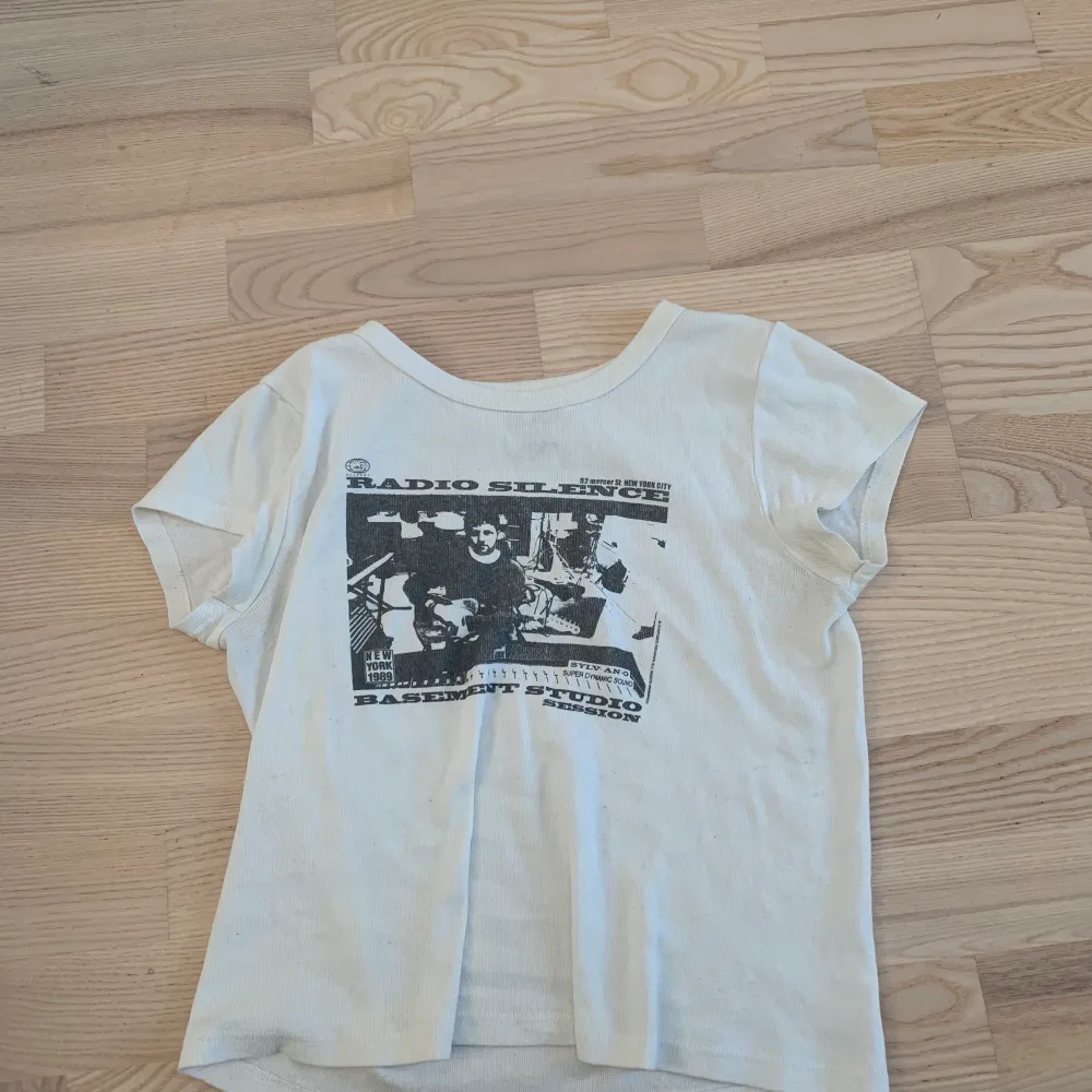 En Brandy Melville t shirt 💞(onesize men skulle säga att den passar en S) 🤍 Nyskick (använd ett fåtal gånger)  Skriv privat för intresse  Fraktkostnad📦: 66 kr. T-shirts.