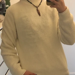 Stickad tröja - Jättefin stickad tröja från New Yorker! Storlek xxs, men passar även xs 👐 Perfekt nu till hösten! Skriv för mer info