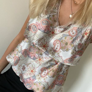 Blus - Näst intill oanvänd blus/ topp☺️