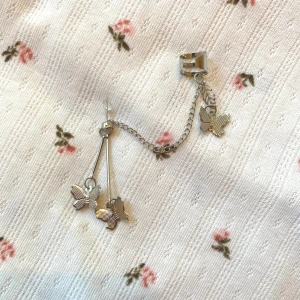 örhänge - silvrigt örhänge med fjärilar, aldrig använt. säljer för 30kr (gratis frakt!)