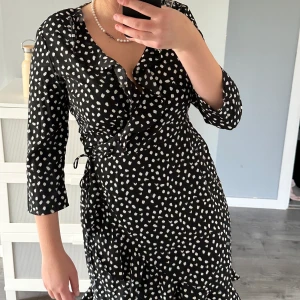 Klänning - Tryck ej på köp nu! Söt klänning Stl S nästintill oanvänd  100 kr eller bud 