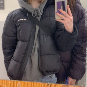 urban outfitters jacka - svart puffer jacket från urban outfitters! köpt förra vintern💞fint skick