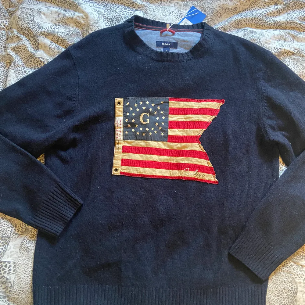 En så fin ganttröja som påminner om den från Ralph lauren fast mer unik🫶🏻 Den passar oversized på mig med S och har storleken XL. Den är i helt perfekt skick!  KLICKA INTE PÅ KÖP DIREKT . Stickat.