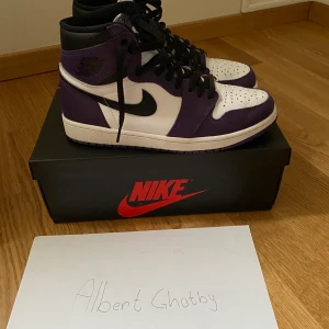 Jordan 1 high court purple - Säljer mina Jordan 1 high court purples i storlek 42/ US 8,5. lätt använda med bara lite creasing på toeboxen. Ni får även med de lila snörena såklart som fortfarande är i plastet 