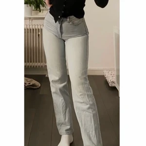 Weekday - Säljer även i vit!!!! - Säljer tyvärr mina fina weekday jeans då jag inte kan ha dom längre :( Använda enstaka gånger bara så skicket är jättefint💗 Nypris 500kr  SÄLJER ÄVEN I VIT