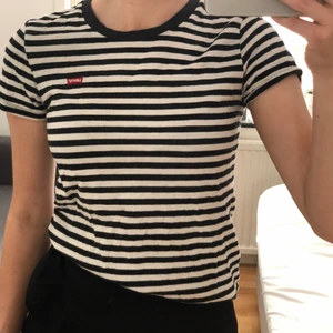 T-shirt levis - Randig T-shirt från Levis strl XS 80kr+frakt 