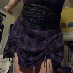 Poizen industries klänning - Perfekta alternativa klänningen!💞 skickar bättre bilder vid intresse, den är i storlek L men passar lätt en M också❤️Tryck ej på köp, kontakta mig vid intresse❤️