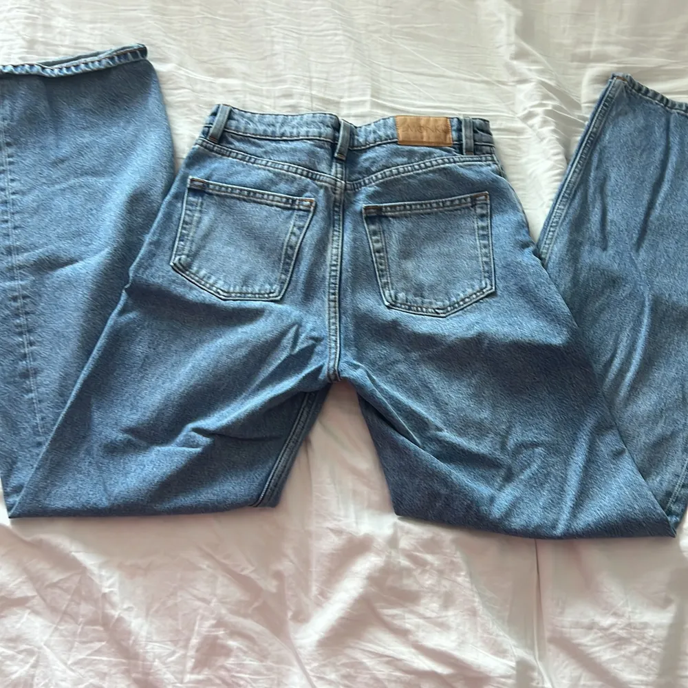 DE FINNS KVAR Säljer mina monki jeans, pågrund av att de är försmå för mig, de är högmidjade och midjemåttet är 33 rakt över så ungefär 76 cm innebenslängd är 77 cm, de är använda ungefär 3 gånger och inga slitningar💕 nypris va 400 kr, pris kan diskuteras. Jeans & Byxor.
