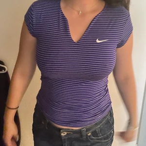 Nike t-shirt storlek s bra skick - Köpt nyligen aldrig använt, tajt Nike T-shirt me en fin lilablå färg 