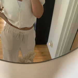 Satinbyxor  - Säljer mina beige/vita satinbyxor från HM! Tunna & sköna. Aldrig använda då jag tycker dem är för långa på mig ( 162 ) 