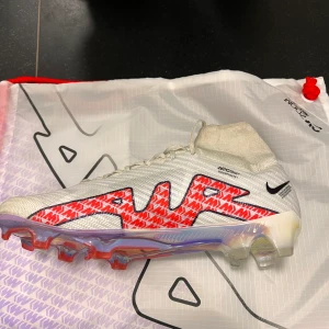 Nike air zoom mercurial superfly elite - Säljer ett par Nike air zoom mercurial superfly elite 9 FG, storlek 42,5 som är använda några gånger och är i otroligt bra skick, pris 2499, köpta på unisport sergels torg och kvitto inklusive box ingår, hör av dig om frågor eller är intresserad 