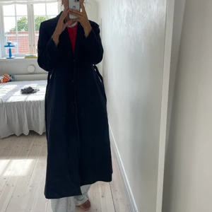 Lång mörkblå kappa - Kappa ”relaxed alpaca blend coat” från & Other Stories. Nypris 1950kr. Jag står för frakten 📦 Endast swish som betalningsmedel