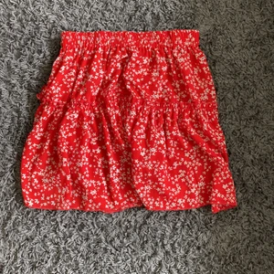 Kjol - En röd kjol med blommor 