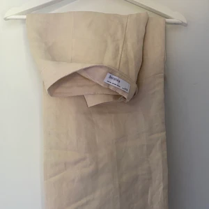 linnebyxor  - säljer ett par beiga linnebyxor ifrån bershka som aldrig blivit använda, så i väldigt bra skick. Skriv för fler bilder 💘💘