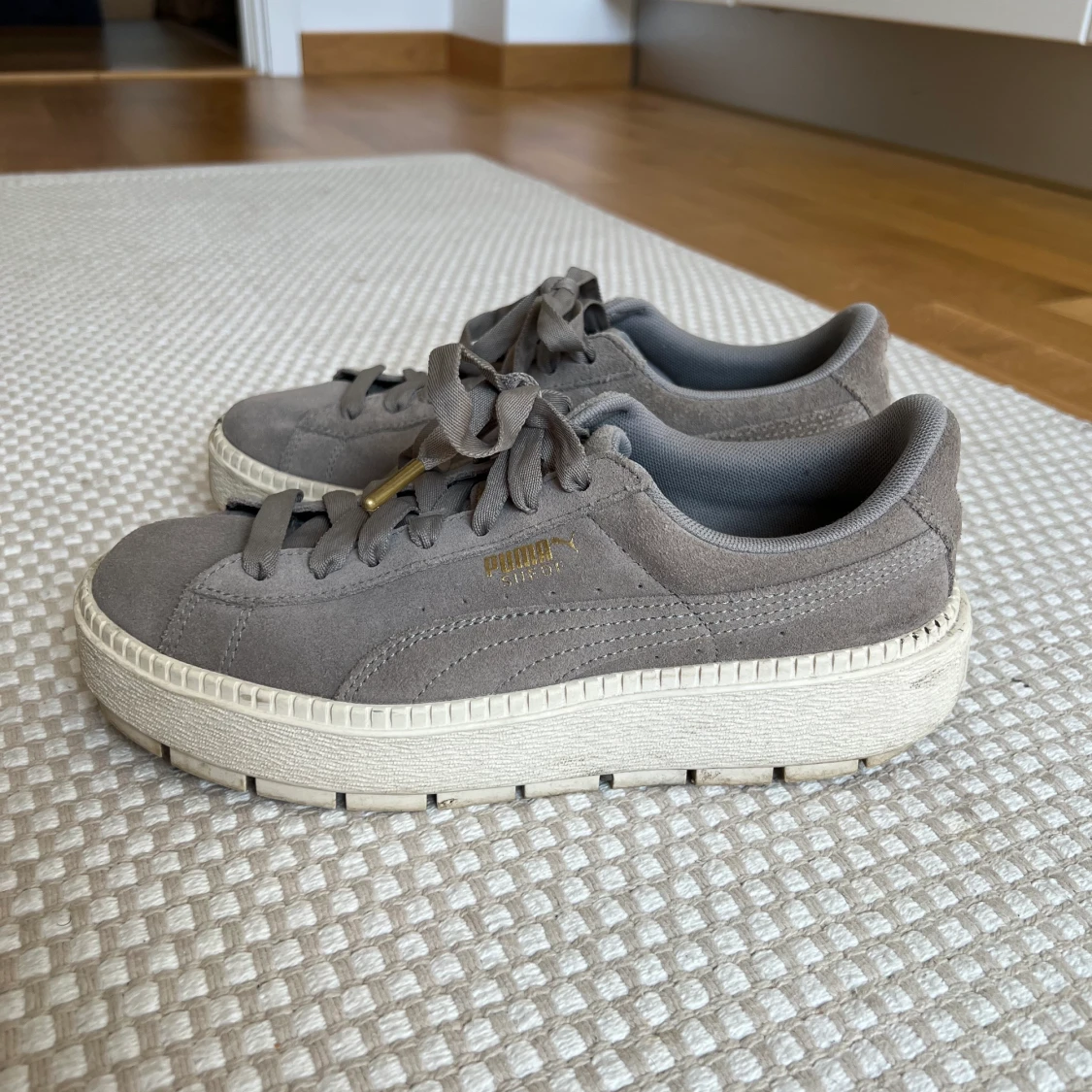 Platåskor i mocka från puma