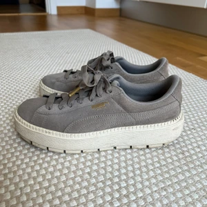 Platåskor i mocka från puma - Gråbeige platåskor från puma i mocka. Köparen står för frakten.