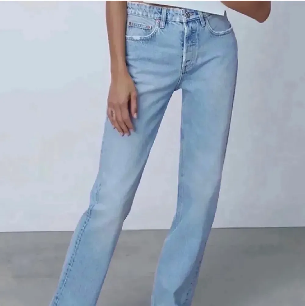 säljer denna ursnygga jeans ifrån zara då de tyvärr inte satt som jag önskat! stl 40 men passar även mindre! har dessa i både denna färg & en lite mörkare blå tvätt. Jeans & Byxor.