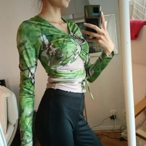 Shein - Säljer min grön bruna topp. Visar för mycket därför har ingen användning av denna