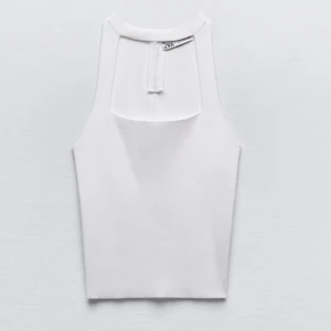 Zara top - Säljer Denhär jättefina slutsålda toppen från zara. Aldrig använt den då den inte passar mig. Prislappen kvar!💕