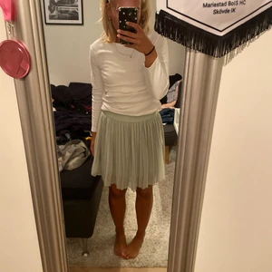 Grön khol - Säljer denna snygga kjol ifrån NA-KD. Den kommer i ett bra skick och passar till alla möjliga tillfällen. 