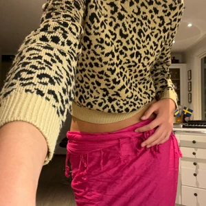 Leopard möstrad stickad tröja - Supermysig skön tröja från h&m. Sparsamt använd därmed i väldigt bra skick! Tvättas i 40 grader. Meddela för mer info. Storlek xs