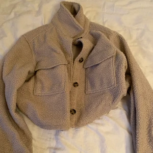 S - Croppad teddyjacka från H&M säljer pågrund av att den har blivit för liten , använd fåtal gånger 