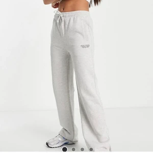 Mjukisbyxor med raka ben - Mjukisbyxor stl, L men passar också M. Oanvänd och prislappen sitter kvar💗