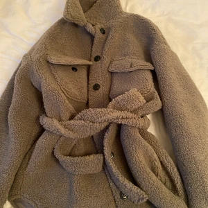 Strl 36 - Teddy jacka från Nelly. Som ny säljer pågrund av att den inte kommer till användning 