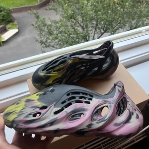 Yzy Foam Rnr ”Mx Carbon” - Yzy Foam Rnr ”Mx Carbon” Storlek 44.5 Pris 2200kr Helt nya och oanvända  Finns i Göteborg/frakt  Kvitto o refs finns. :)