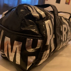 Cool väska - Köpt senkundhand men aldrig använt. Skicket är bra men man ser att den är köpt sekundhand💕