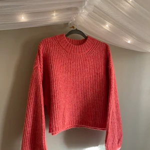 Stickad tröja - Super söt stickad tröja i en rosa/aprikos färgad nyans. Aldrig använd så är som ny, jättemjuk och skön och inte stickig🌸 Storlek L från Gina Tricot Säljer även en likadan i mintgrön🪷