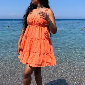 Orange klänning  - Jättesnygg klänning som är använd en gång, så himla söt och passar perfekt under sommaren. Man kan justera den vid Axel och bestämma hur långt upp man ha den osv.