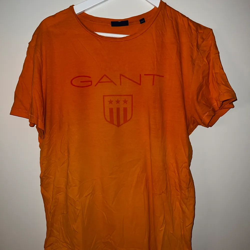 Säljer min fina oringal orange Gant t-shirt  som är i bra sick, nästan aldrig använd.   Nypris: 399:-  Ta emot swish. Kan skickas på Post men då stå du för frakten . T-shirts.