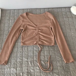 Shein stolek S  - Den är ungefär 5 månader gammal men den funkar som en ny den e superfin och passar väldigt bra med ett par jeans mest svarta men funkar bra men allt man kan ta upp snören för hur långt eller kort du vill ha de ❤️❤️❤️ !!!!den e vacker den e ungefär broms färg