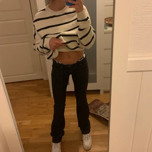 svarta low waist jeans  - Sååå snygga low waist jeans!! Säljes då de tyvär inte riktigt är min stil 💘💘 (Lite långa på mig som är 165) står ej för frakten och hoppas på snabb affär💛