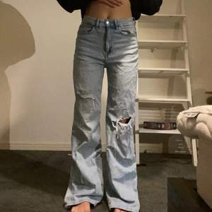 Ett par fina jeans som inte kmr till användning på grund av att de inte passar.
