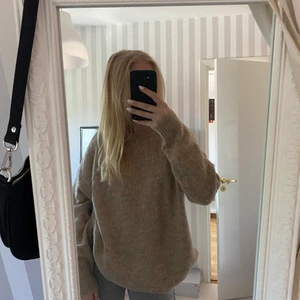 Stickad tröja  - Tröjan är i storlek 42/44 men jag själv skulle säga att det är som en 38/40. På mig som vanligtvis har s sitter den som en overzised tröja💕 Frakt tillkommer! Finns fortfarande kvar pga oseriösa bud, säljer tröjan för 40kr+ frakt.