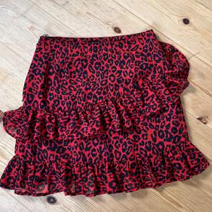Leopard kjol från bikbok i storlek S, skickar bilder på om de skulle viljas. Säljer då den inte kommer till använd, använd ca 3 gånger ❤️