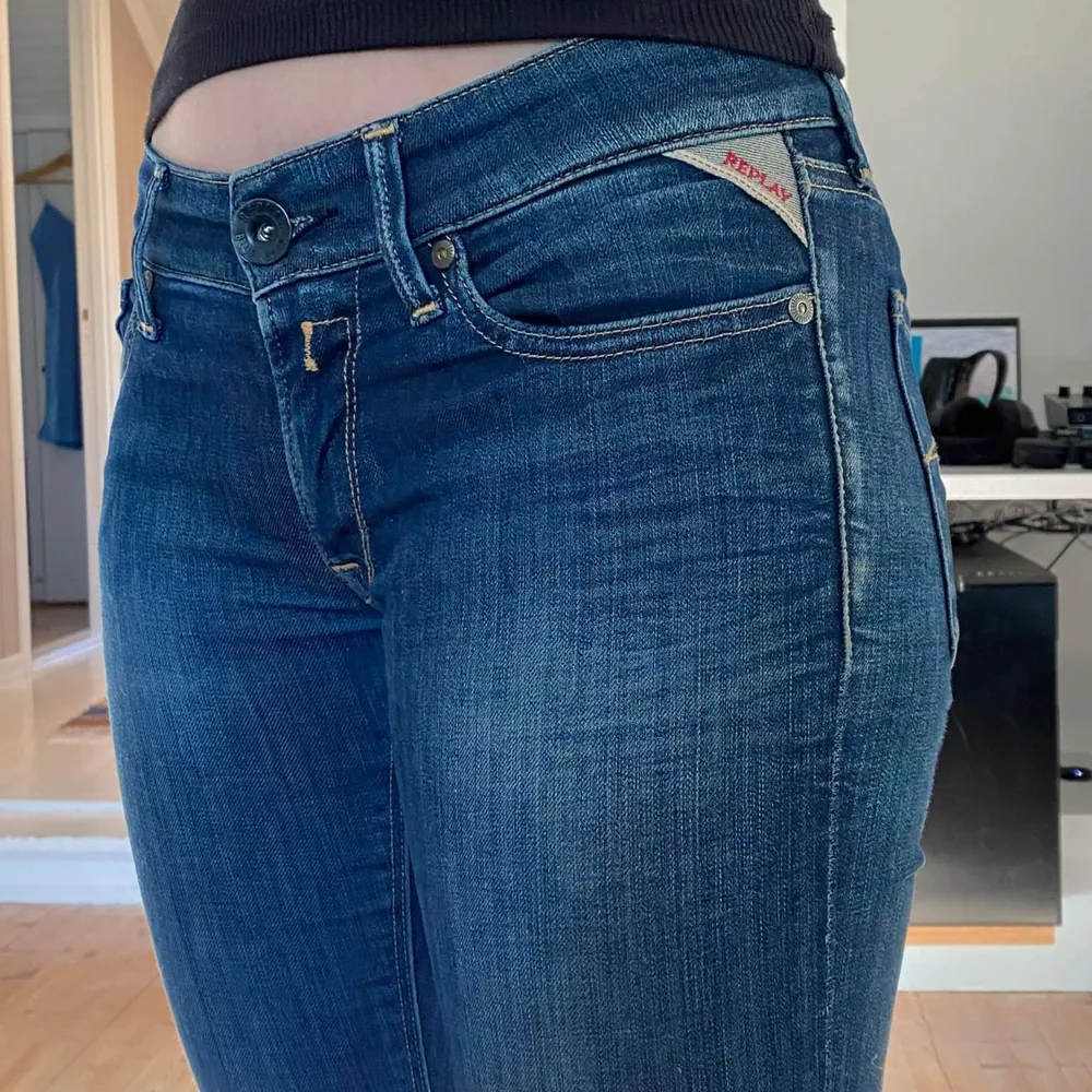 Super comfortable skinny jeans and in very good condition. They don't fit me anymore. They are elastic and very flattering . Jeans & Byxor.