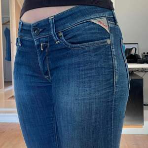 Super comfortable skinny jeans and in very good condition. They don't fit me anymore. They are elastic and very flattering 