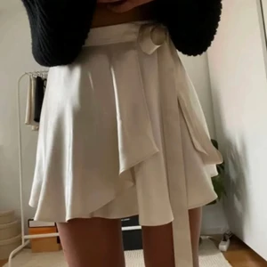 Satin kjol - Säljer min jättefina beiga satin kjol då jag har 34 och inte 36! Aldrig använd endast testad! Pris går att diskutera 