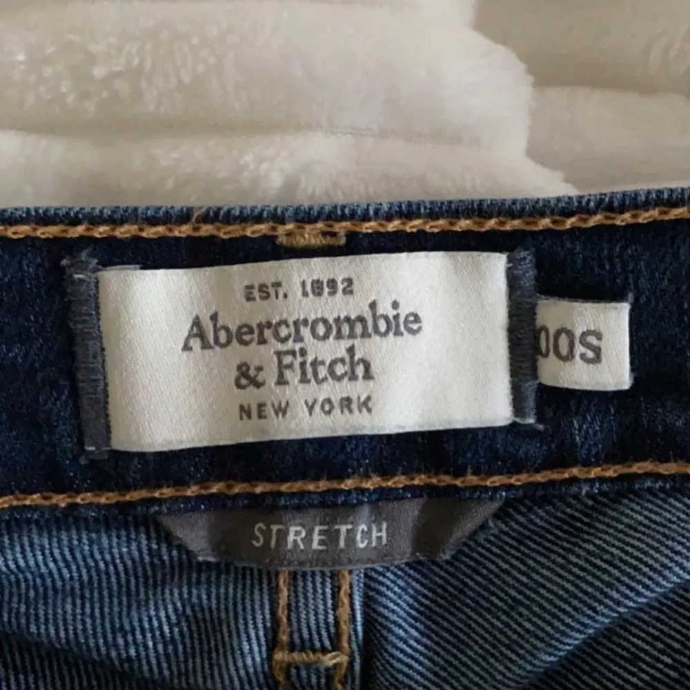 Lågmidjade mörkblåa jeans från abercrombie & fitch. Vet inte riktigt vad storleken är, det står 00s på lappen i jeansen(bild 3) men skulle säga att de är storlek 32. Skriv om du vill ha fler bilder eller har frågor💕. Jeans & Byxor.