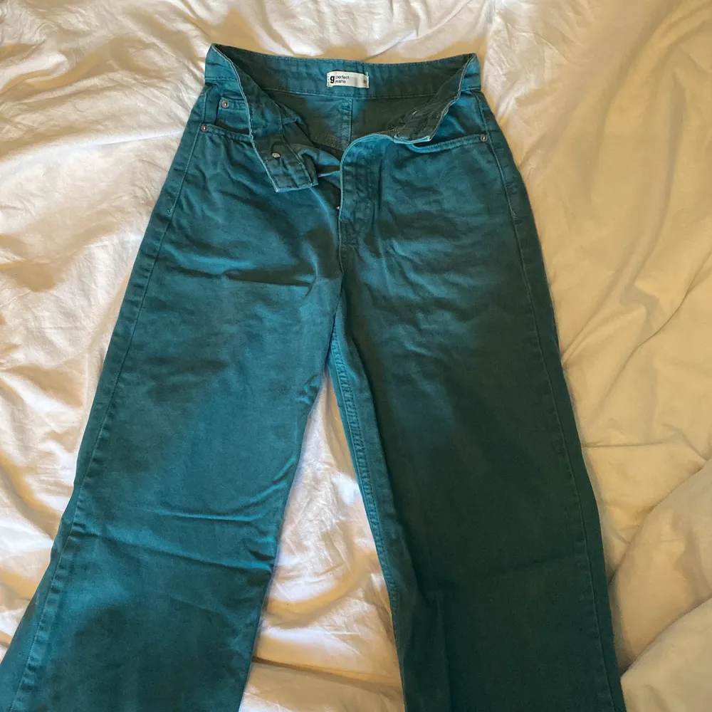 Ginatricot jeans i storlek 30.  Dom sitter tightt runt låren och blir pösigare nertill. Använt fåtals gånger och är fullt hela. Ordinarie pris är 500kr men väljer att sälja för 200 plus frakt . Jeans & Byxor.