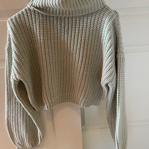 Stickad tröja  - Superfin stickad tröja från NA-KD som är lite croppad. Har bara använts ett fåtal gånger💗. 